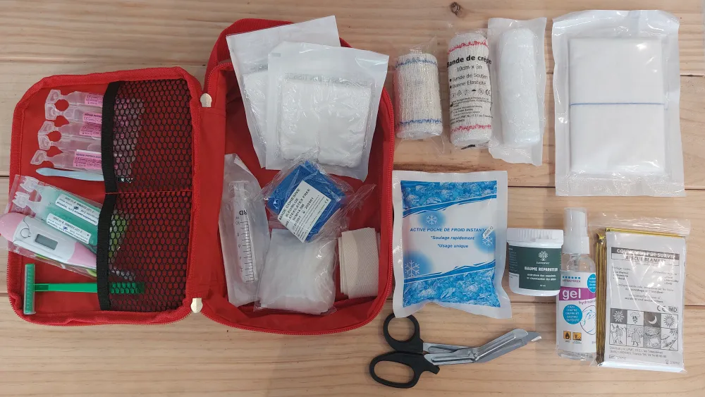 Botiquín completo primeros auxilios + Bálsamo reparador